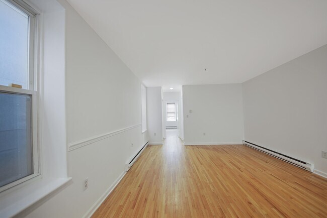 Building Photo - 533 Monroe St