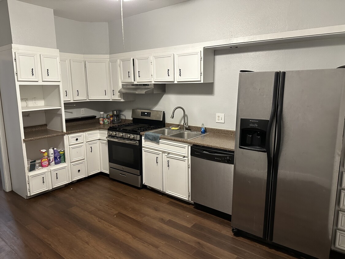 Building Photo - 1118 Santa Anna