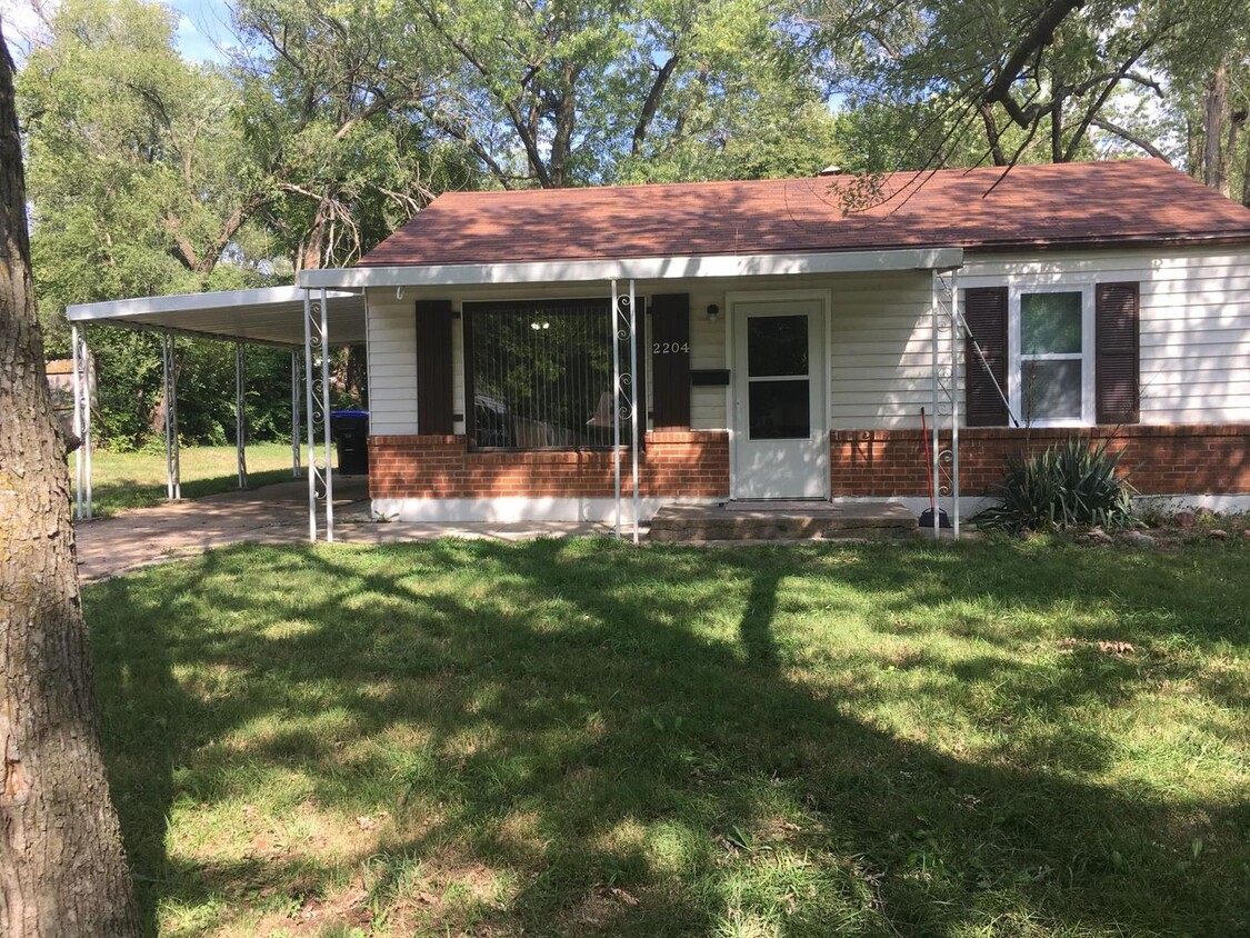 Foto principal - Cute 2 bedroom 1 bath house in SW Topeka