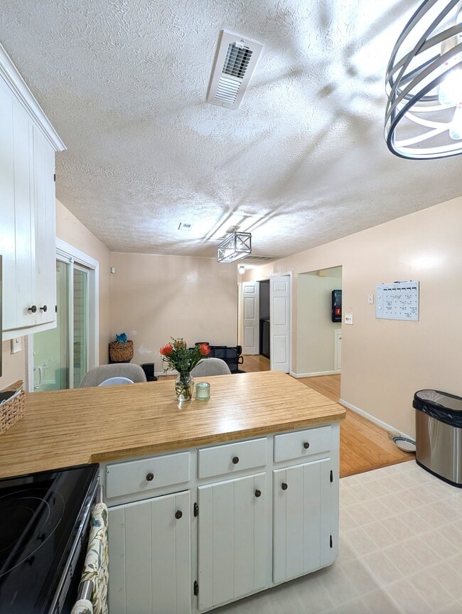 Building Photo - 5212 Hickory Fork Rd