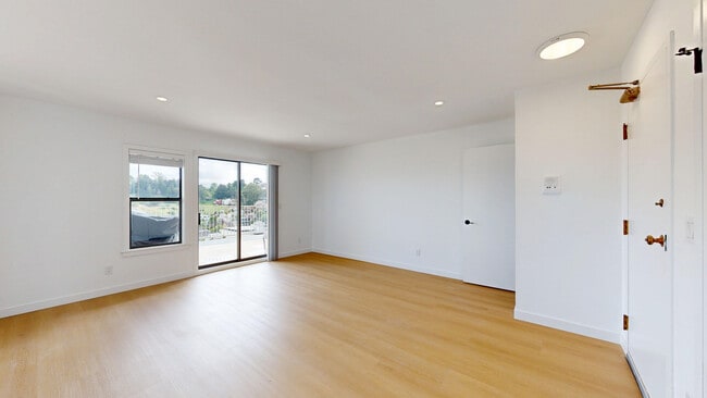 Building Photo - 2037 Castro St
