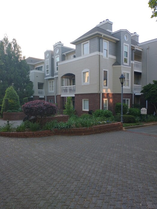Building Photo - 1001 Brighthurst Dr