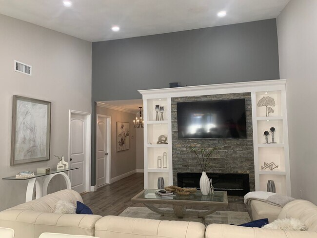 Building Photo - 9215 E Highland Pines Dr