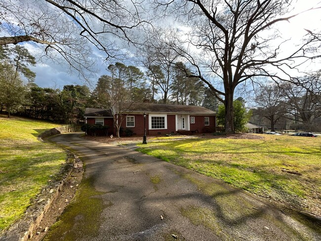 Building Photo - Charming 3/2 House in College Heights- $2,250