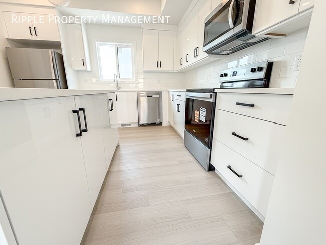 Building Photo - Modern 4 Beds, 3.5 Baths TownHouse | No Pets Allowed