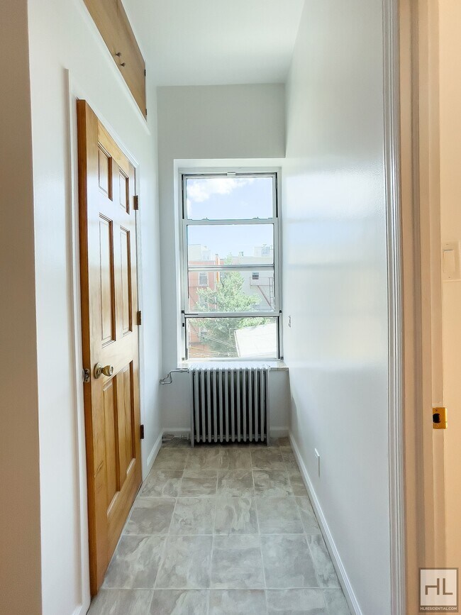 Building Photo - DIAMOND STREET / Greenpoint / Junior 2-bed...