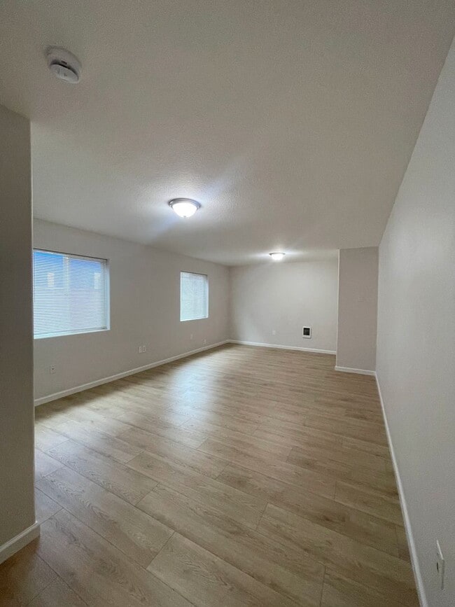 Building Photo - St. John's Townhome - 5 Bedroom, 2 bath Duplex Unit
