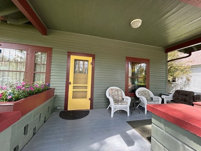 Building Photo - Whitefish 3 Bedroom partially furnished home with garage and private yard