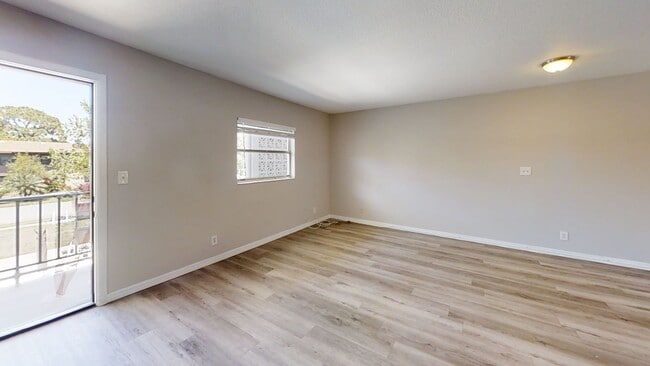 Foto del edificio - Lovely 2/1 apartment move in now- 1/2 off first month rent