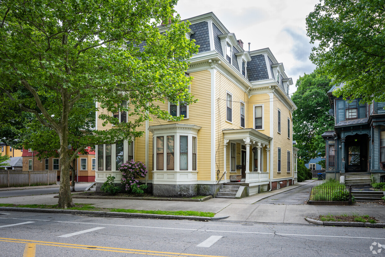 Right Side Entrance - 107 Parade St