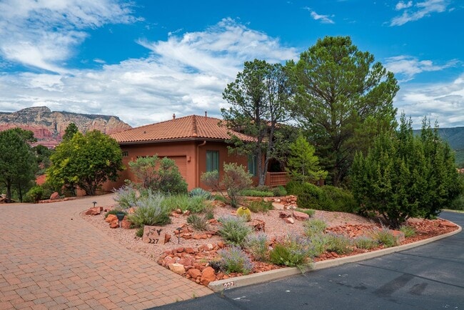 Building Photo - 227 Les Springs Dr