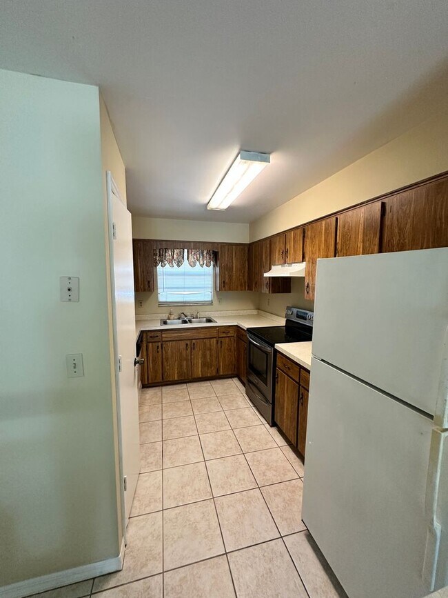 Foto del edificio - Nice 2/1.5 Duplex Located Across From St. ...