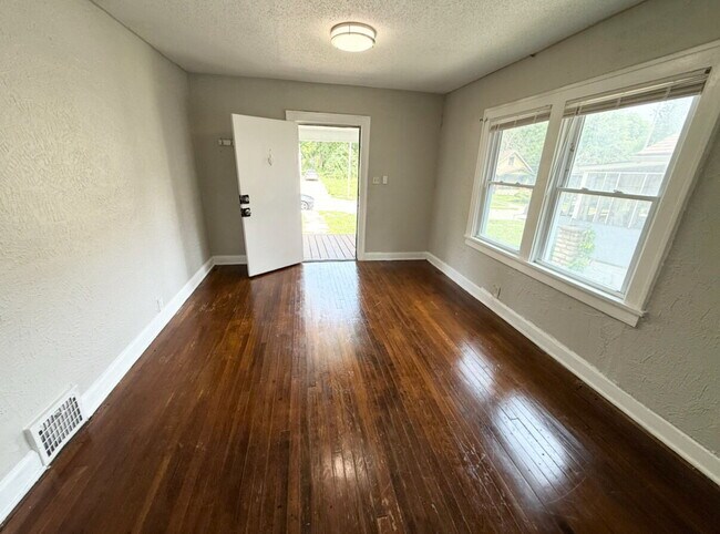 Foto del edificio - Updated 2 Bedroom/ 1 Bath Home in KCMO