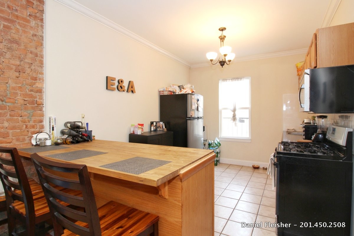 Kitchen - 338 York St