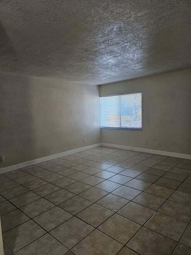 Foto del edificio - 1 BEDROOM 1 BATH NEWLY RENOVATED CONDO