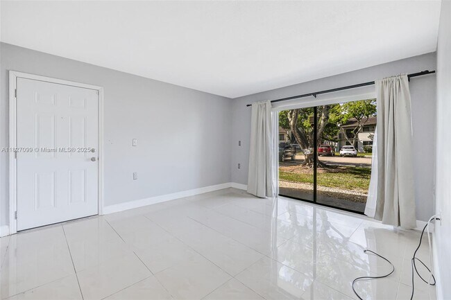 Foto del edificio - 7010 NW 179th St