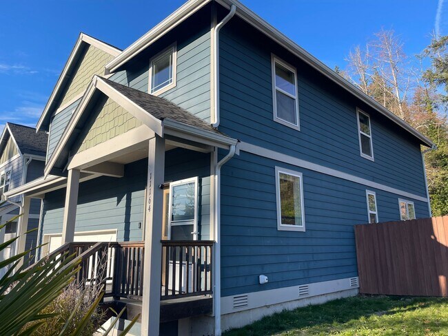 Building Photo - Lovely in town Kingston 4 bedroom home now...