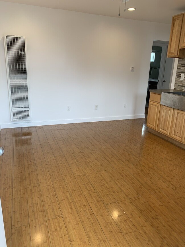 Building Photo - 1311 W 89th St