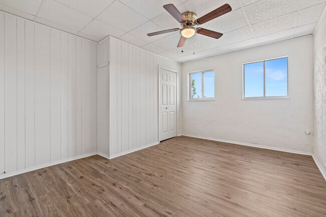 Foto del edificio - 4 bed 1 bath - all updated, central air, laundry