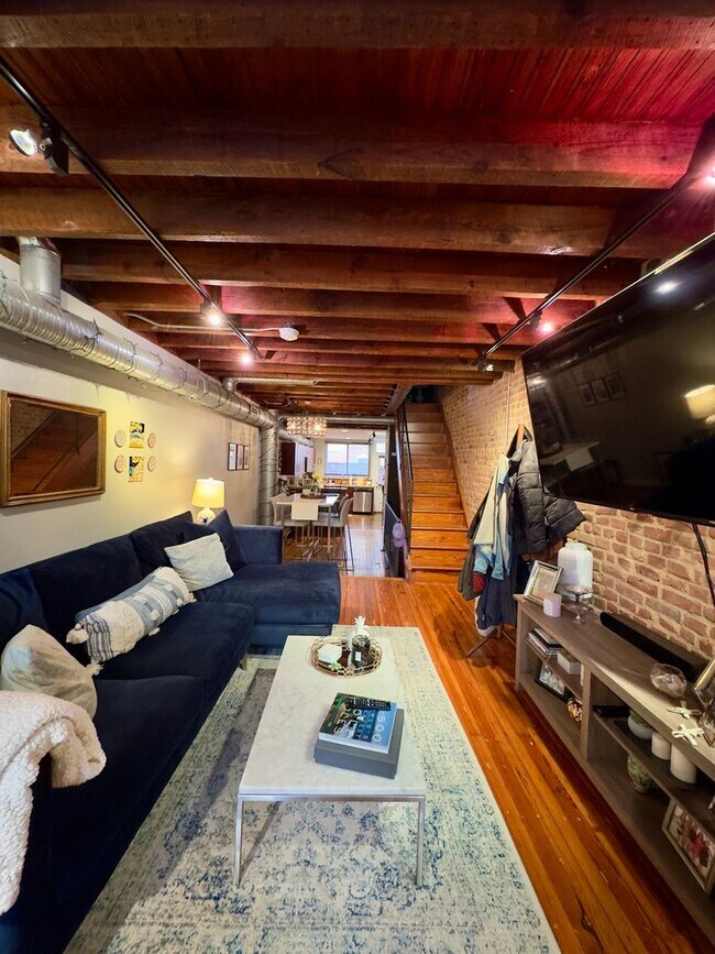 Foto del edificio - Charming 2-Bedroom Townhome with Fenced Ba...
