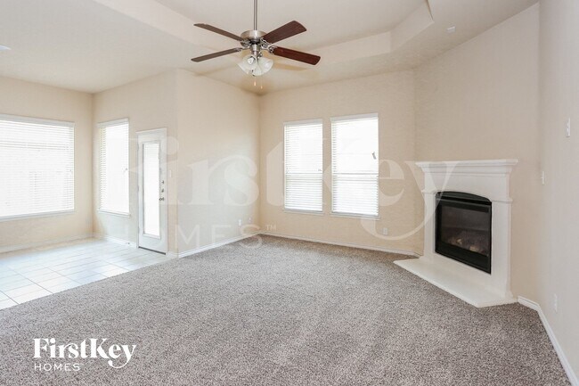 Foto del edificio - 921 Lake Cypress Ln