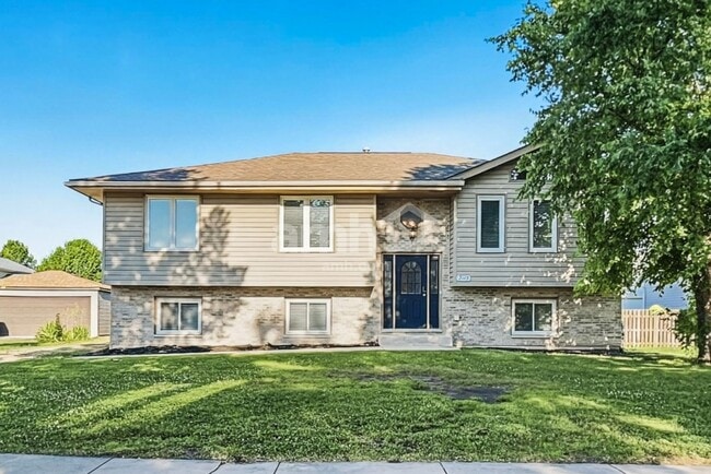 Building Photo - 2113 Cumberland Dr