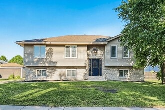 Building Photo - 2113 Cumberland Dr