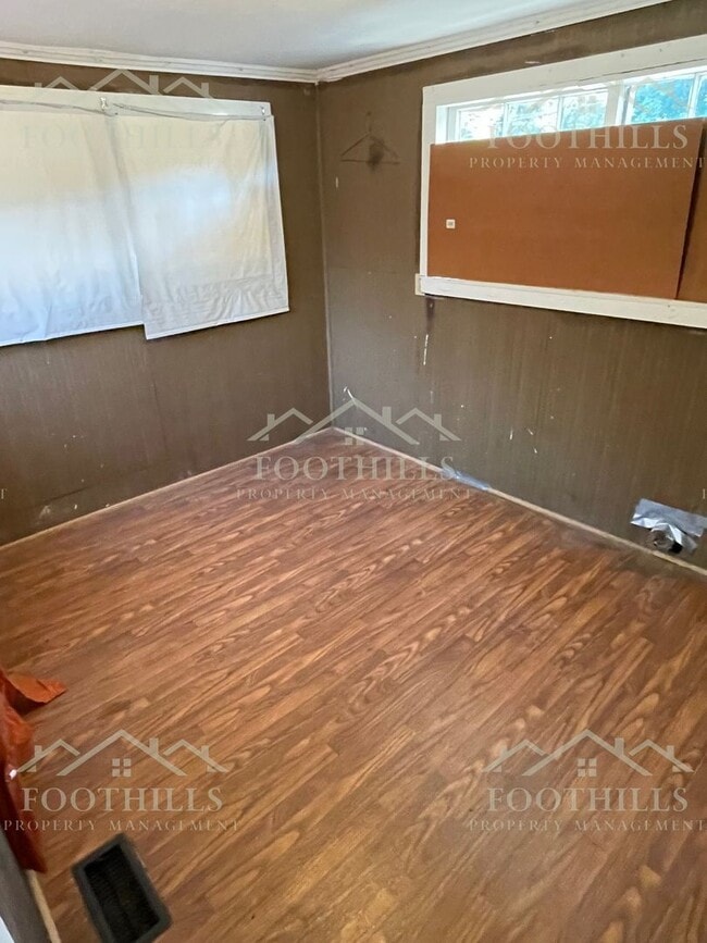 Building Photo - 2-Bed, 1-Bath with Beautiful Hardwood Floors