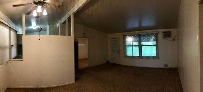 Building Photo - Beautiful pet-friendly 4 bedroom home in C...