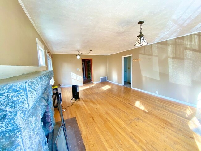 Building Photo - Cute and Cozy House, 3 Bed 2 Bath Home!