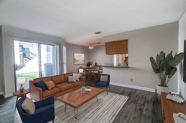 Sala de estar con puertas corredizas - Brookside Apartments
