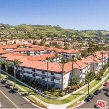 Building Photo - 6600 Beachview Dr