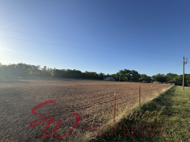 Building Photo - 2 bedroom 2 bath on a 12 acre paradise!