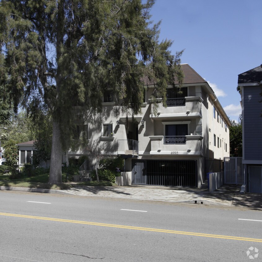 Primary Photo - 4652 Fulton Ave