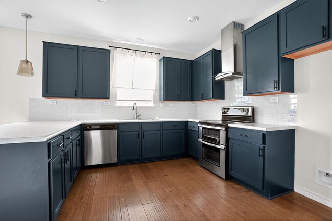 Building Photo - **4 Weeks Free!!** Spacious & Stylish Home...
