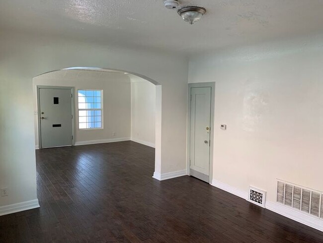 Building Photo - CUTE Side-by-Side 2 Story Duplex