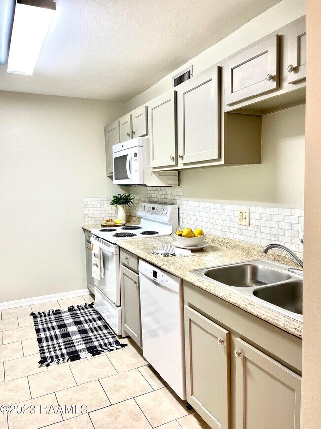 Foto del edificio - 701 S College Rd