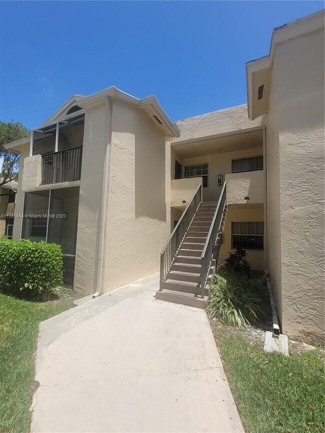 Foto del edificio - 651 Cypress Lake Blvd