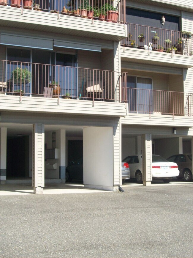 Foto del edificio - Price Reduction! 2 Bedroom Condo with a View.