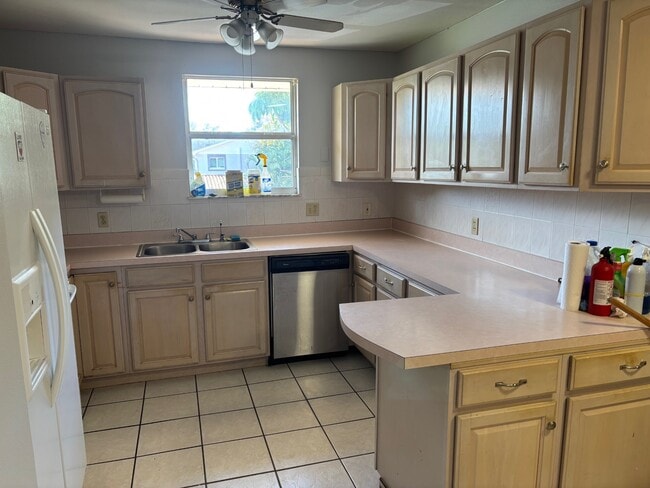Kitchen - 1662 Drew St