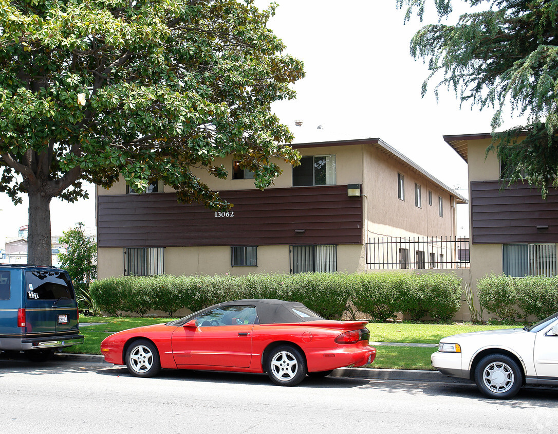 Building Photo - Gi Gi Apartments