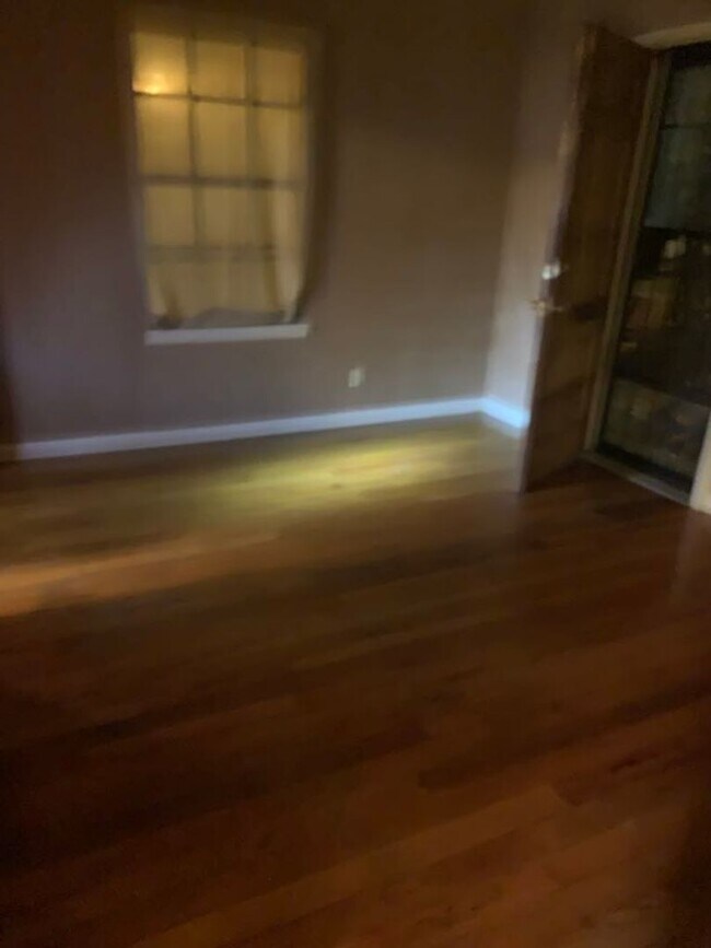 Building Photo - Contact Peggy Goodman 501 676 1758 or Heat...