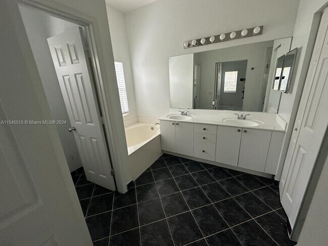 Building Photo - 1283 Chinaberry Dr