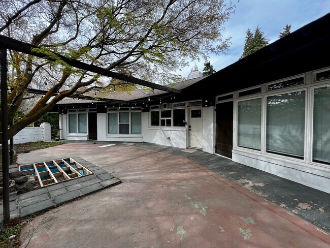 Foto del edificio - Non-Refundable & Security Deposit Total: $2800.00