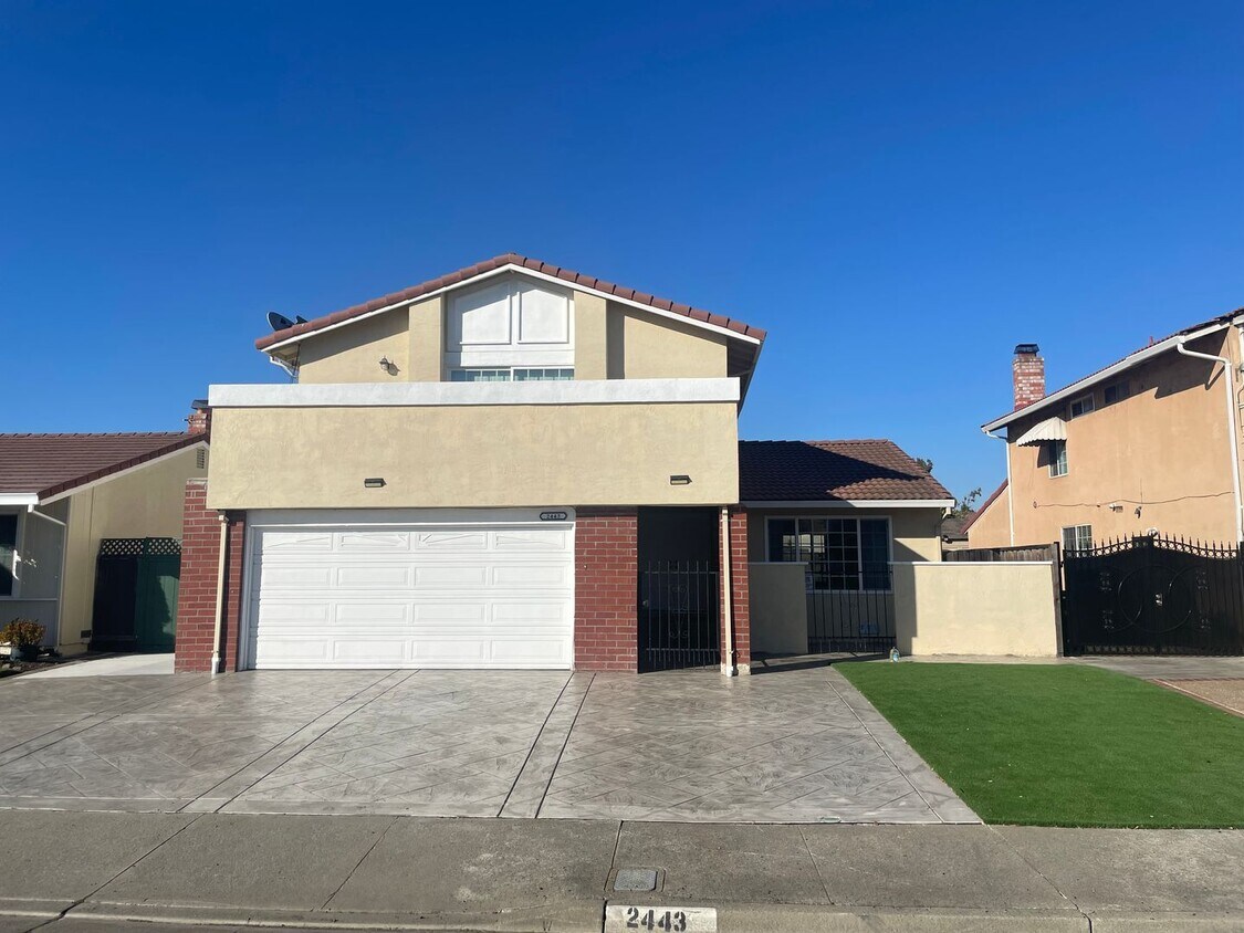 Primary Photo - 4 Bedroom Home in Hayward