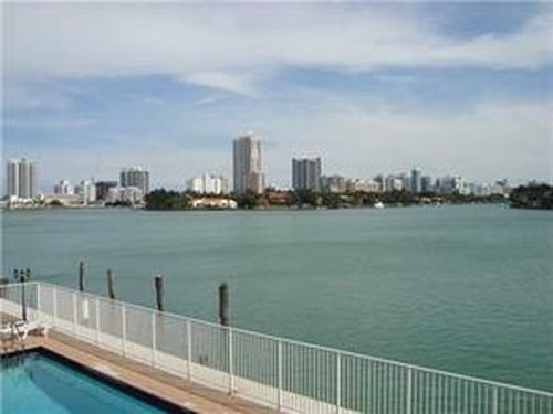 Foto principal - 950 Bay Dr