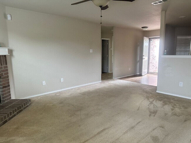 Building Photo - Cute single family home in Lake Point Community