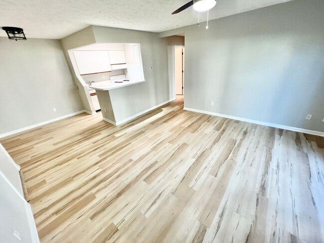 Building Photo - Beautiful 2 Bedroom Condo in Hampton Club ...