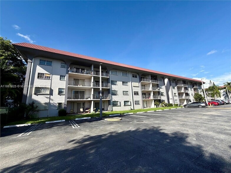 Foto principal - 8101 SW 72nd Ave