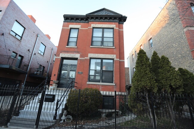 Building Photo - 2324 W Armitage Ave